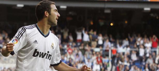 网球赛场焦点！英格兰队对阵法国队，压哨绝杀，引爆全场观众欢呼